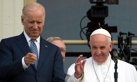 Biden pone una foto suya con el papa Francisco en primer plano en la Oficina Oval. Biden pone una foto suya con el papa Francisco en primer plano en la Oficina Oval.