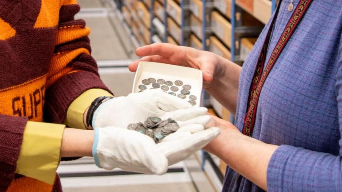 Descubrieron un misterioso tesoro de hace más de mil años en Suecia. Descubrieron un misterioso tesoro de hace más de mil años en Suecia.