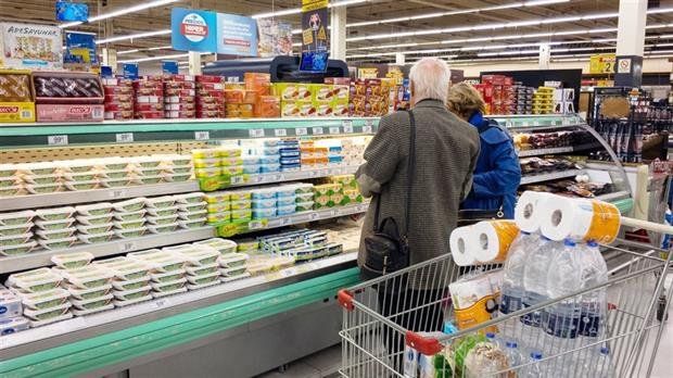 El consumo no repunta: las ventas en súper y shopping se derrumbaron en abril