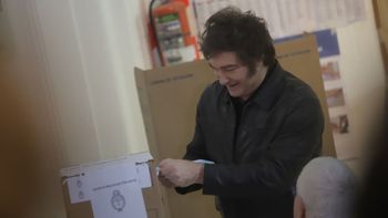 Sin dar declaraciones, Javier Milei votó en una sede de la UTN