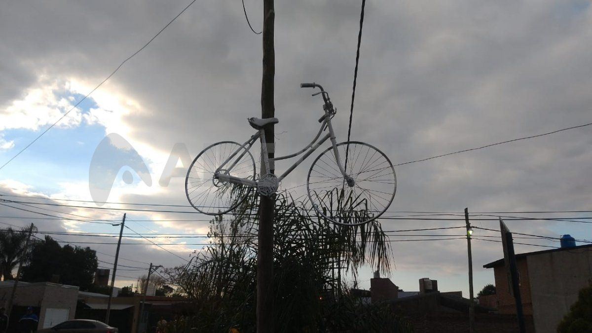 La bicicleta blanca fue colocada en San Martín y La Esmeralda.&nbsp;