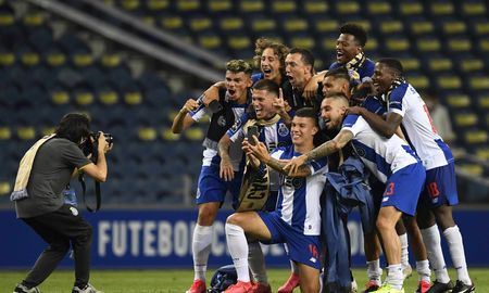 Porto derrotó al Spoting Lisboa y se consagró campeón de la liga doméstica de Portugal. Porto derrotó al Spoting Lisboa y se consagró campeón de la liga doméstica de Portugal.
