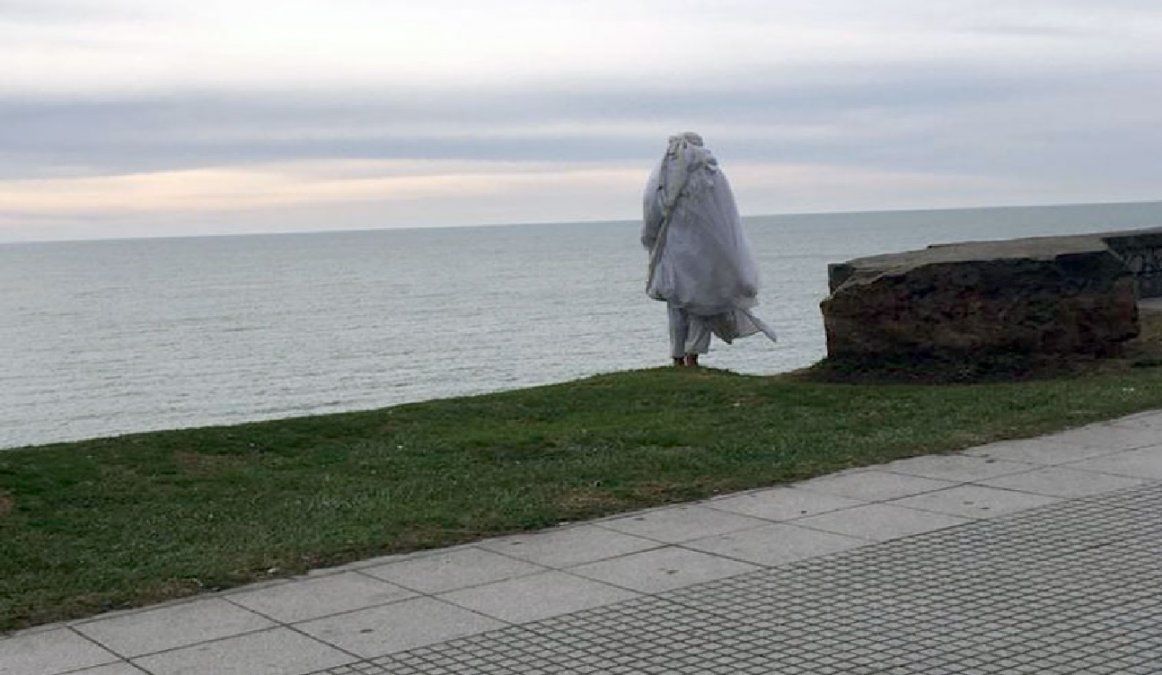 Un joven marplatense asegura ser Jesús: recorre las calles descalzo y en túnica blanca