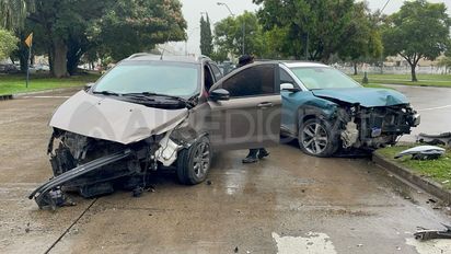Un tremendo choque entre dos autos en avenida 27 de febrero dejó un semáforo sin funcionar