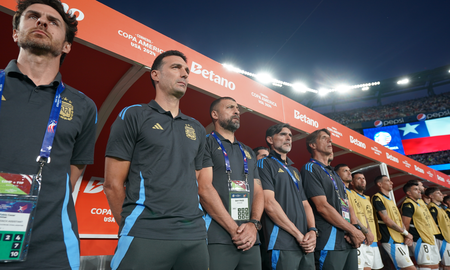 Lionel Scaloni, tiene tres puestos claves de la cancha sin definir, para el duelo entre Argentina y Ecuador. Lionel Scaloni, tiene tres puestos claves de la cancha sin definir, para el duelo entre Argentina y Ecuador.