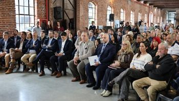 La actividad contó con la participación de representantes de instituciones intermedias de la ciudad y autoridades locales y del área metropolitana.