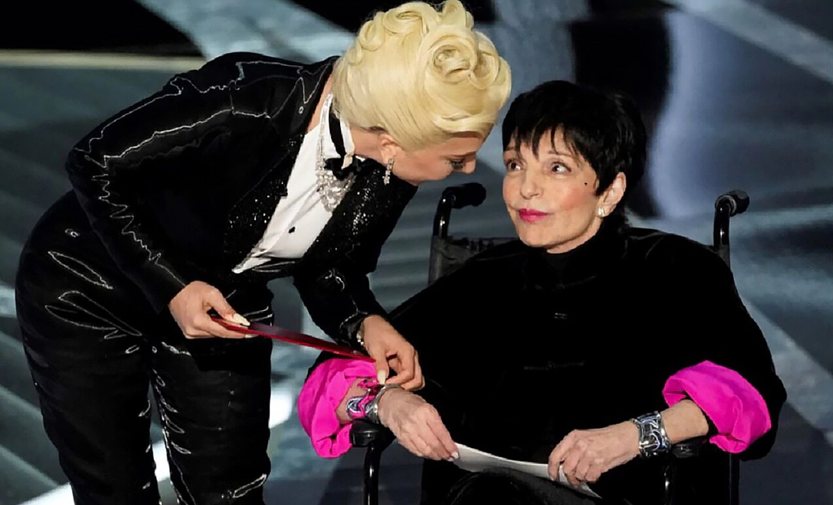 Gaga el mejor momento de la noche fue presentar el premio junto a Liza