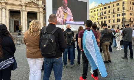 La bandera argentina, presente en el primer aniversario de la muerte del Papa Francisco. La bandera argentina, presente en el primer aniversario de la muerte del Papa Francisco.