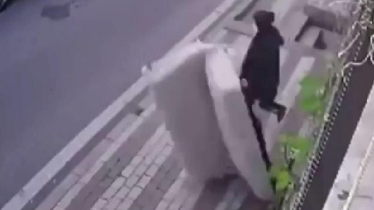 El responsable dio a conocer que le daba pereza bajar el sillón de otra manera.&nbsp;