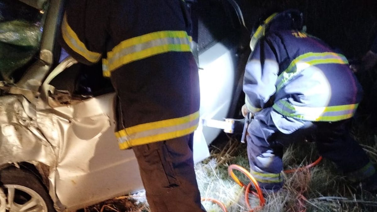 Un colectivo de la empresa R&iacute;o Uruguay impact&oacute; de frente contra un Chevrolet Aveo.