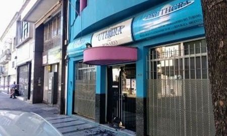 Según informó la policía, desconocidos balearon la fachada de la sede rosarina del gremio de trabajadores hoteleros y gastronómicos (Uthgra), ubicada en Presidente Roca al 1000. Según informó la policía, desconocidos balearon la fachada de la sede rosarina del gremio de trabajadores hoteleros y gastronómicos (Uthgra), ubicada en Presidente Roca al 1000.