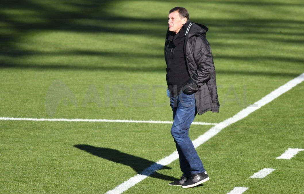 Julio César Falcioni prepara el equipo para su debut con una duda en el arco de Independiente