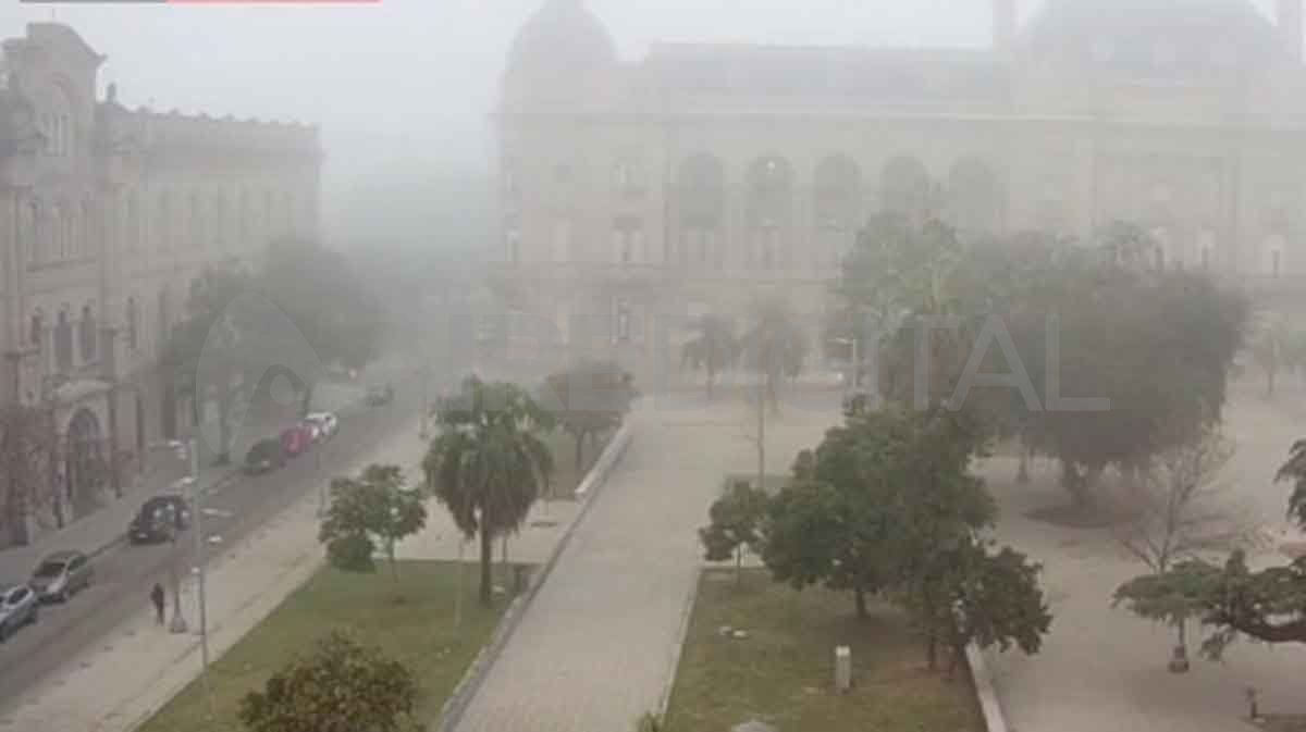 La Plaza de Mayo con niebla este martes 22 de junio.