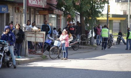Carentena en jaque- gran cantidad de gente y muchos no respetan la distancia establecida para evitar el contagio de coronavirus Carentena en jaque- gran cantidad de gente y muchos no respetan la distancia establecida para evitar el contagio de coronavirus