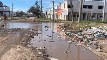 Un caño roto generó un caos en los últimos días en calle Cafferata, en la intersección con Matheu, en el barrio Juana Azurduy de Santa Fe.