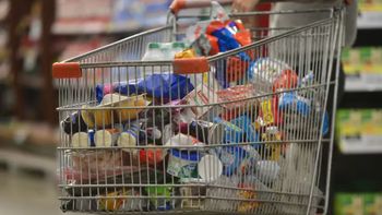 El Gobierno anunció la apertura de importaciones para alimentos de la canasta básica.
