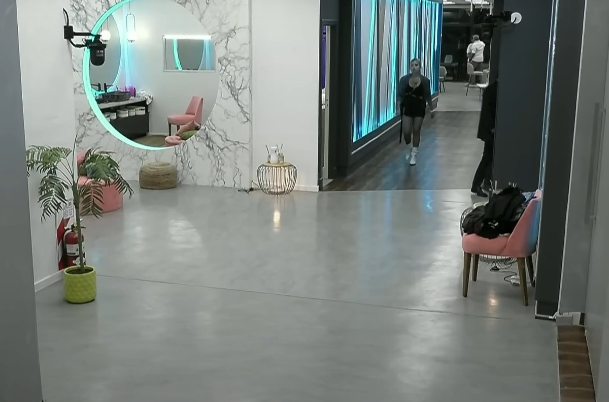 El momento en que Agustín entra a la habitación a buscar la valija, Coti va al confesionario.