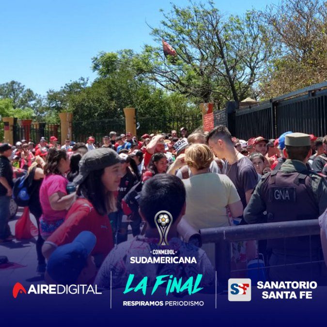 Los hinchas de Col&oacute;n hacen largas filas en las instalaciones del club para subirse a los colectivos para viajar a Asunci&oacute;n