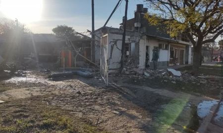 Jerónimo Vargas permanece internado en el hospital Cullen con el 40% de su cuerpo quemado tras la explosión en Tostado. Jerónimo Vargas permanece internado en el hospital Cullen con el 40% de su cuerpo quemado tras la explosión en Tostado.