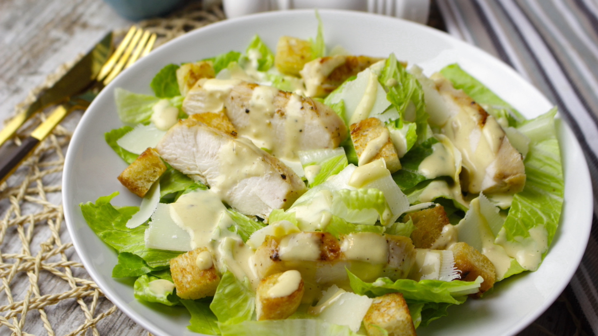La receta con solo 5 ingredientes para hacer la ensalada César con pollo más fresca y rica