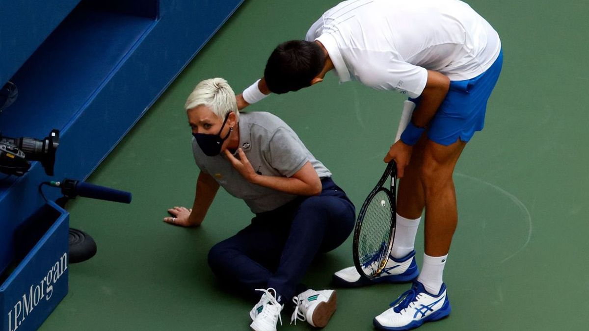 Novak Djokovic es el primer número uno del tenis en ser descalificado de un torneo por pegarle un pelotazo a un juez de línea. Laura Clark recibió el impacto de la pelota en su garganta.