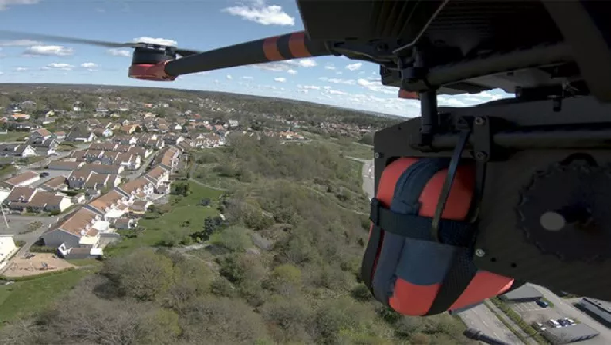 Un hombre, de 71 a&ntilde;os, sufri&oacute; un ataque al coraz&oacute;n y fue reanimado por un m&eacute;dico cercano despu&eacute;s de que un dron llevara un desfibrilador.