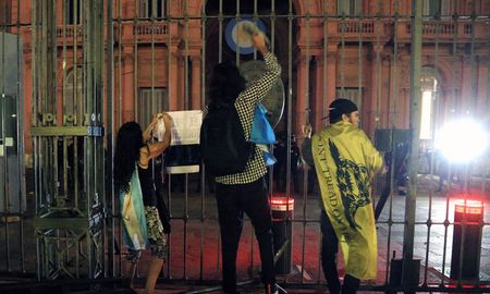 En la Plaza de Mayo se registraron momentos de tensión cuando un grupo reducido de personas se trepó a la reja de la Casa de Gobierno e intentó arrojar una valla metálica por encima de esa protección, ante lo cual bomberos arrojaron agua en un intento por dispersarlo. En la Plaza de Mayo se registraron momentos de tensión cuando un grupo reducido de personas se trepó a la reja de la Casa de Gobierno e intentó arrojar una valla metálica por encima de esa protección, ante lo cual bomberos arrojaron agua en un intento por dispersarlo.