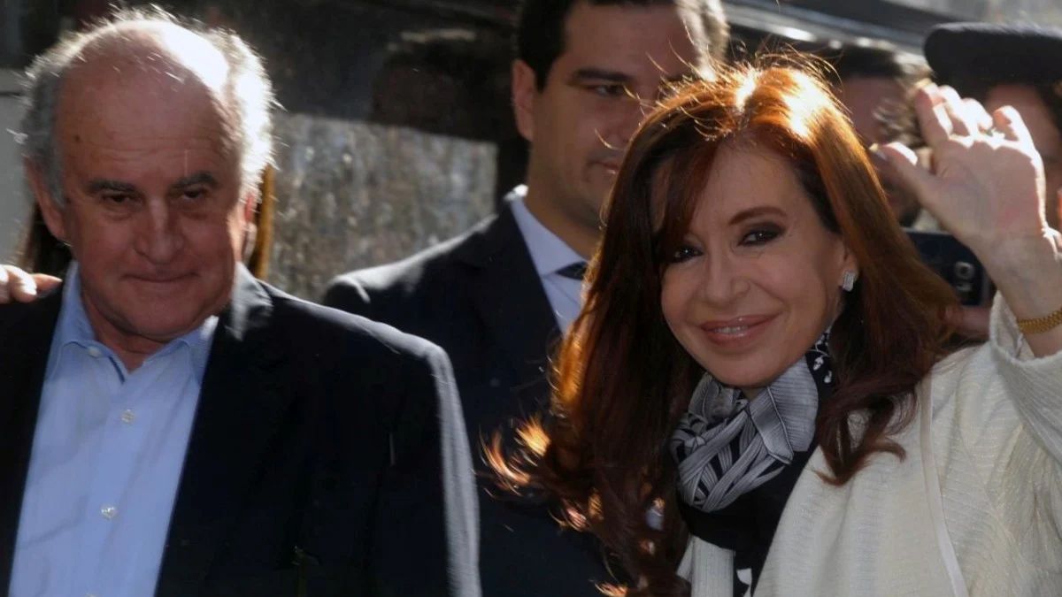 El senador kirchnerista&nbsp;Oscar Parrilli y la vicepresidenta Cristina Kirchner.&nbsp;
