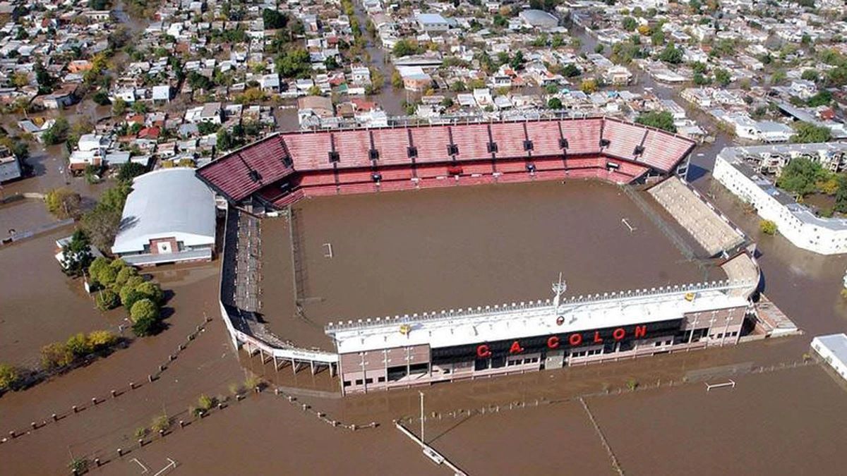 El padre Axel Arguinchona recordó la misa que celebró en el campo de juego del club una vez que bajo el agua en el barrio Centenario.