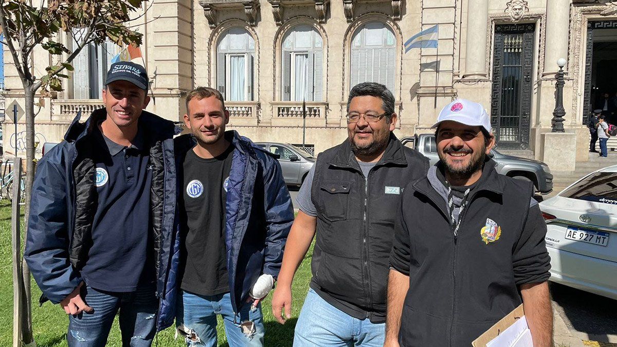 Los referentes de los empleados que a diario desempeñan su labor en el cordón industrial de la ruta N°19 y 11, mantuvieron un encuentro con autoridades de la cartera de seguridad en reclamo de medidas que colaboren a disminuir los ataques que sufren.