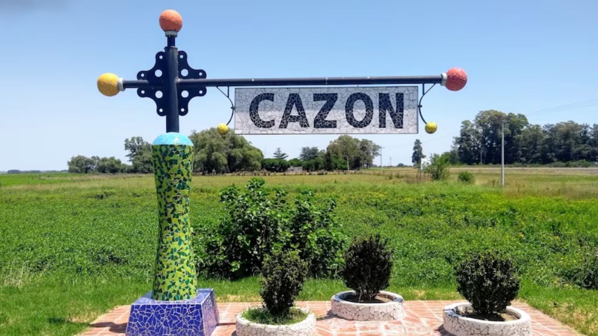 Descubrí Cazón, un pequeño pueblo conocido por tener un millón de árboles. Descubrí Cazón, un pequeño pueblo conocido por tener un millón de árboles.