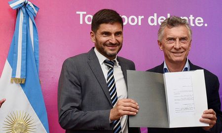El ex presidente de la Nación y líder del PRO, Mauricio Macri, visitó la ciudad de Rosario, donde se reunió con el gobernador de Santa Fe, Maximiliano Pullaro. El ex presidente de la Nación y líder del PRO, Mauricio Macri, visitó la ciudad de Rosario, donde se reunió con el gobernador de Santa Fe, Maximiliano Pullaro.