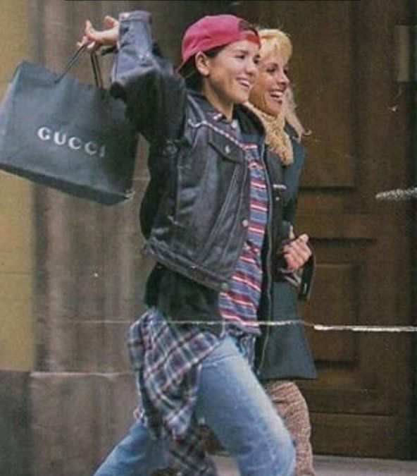 Con bolsas y entre risas, Claudia y Natalia disfrutaron de Italia. 