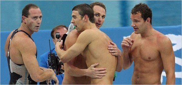 El domingo 17 de agosto de 2008, el equipo de los Estados Unidos logró la victoria en los 4x100 metros combinados y, en Beijing, Phelps se convirtió en el primer atleta de la Historia en ganar ocho medallas de oro en unos mismos Juegos Olímpicos. Así, superó el récord que compatriota Mark Spitz había establecido 36 años atrás. La posta estaba integrada por (desde la izquierda) Jason Lezak, Phelps, Aaron Peirsol y Brendan Hansen.