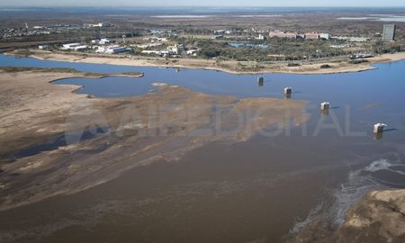 La bajante del la cuenca del Paraná también deja su postal en Santa Fe. En Entre Ríos, pese la suba de los últimos siete días, aún continúa lejos de los valores normales. La bajante del la cuenca del Paraná también deja su postal en Santa Fe. En Entre Ríos, pese la suba de los últimos siete días, aún continúa lejos de los valores normales.