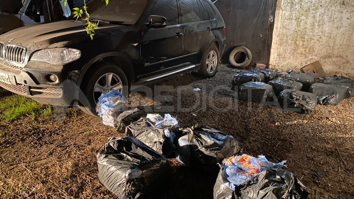 Casi 400 kilos de cocaína fueron encontrados en el interior de un vehículo en una cochera de Villa Gobernador Galvez. 