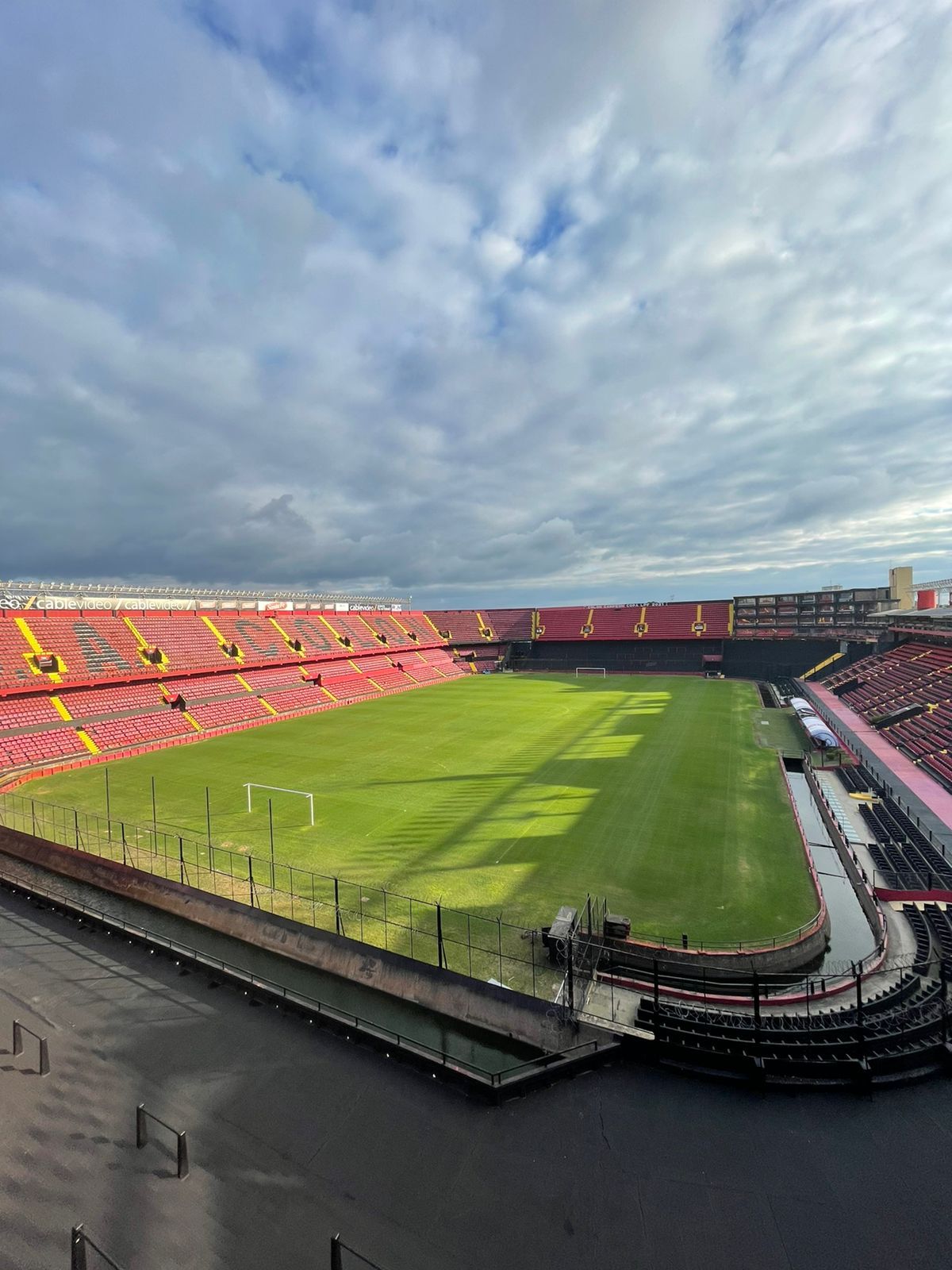 Así está la cancha de Colón a 24 horas del clásico.