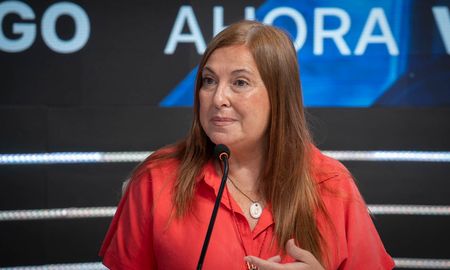 En el marco de la aprobación de la nueva Ley Orgánica de Municipios, la diputada y presidenta del bloque “Hacemos Santa Fe”, Celia Arena, cuestionó el alcance de la norma y señaló que la ley “se queda corta”. En el marco de la aprobación de la nueva Ley Orgánica de Municipios, la diputada y presidenta del bloque “Hacemos Santa Fe”, Celia Arena, cuestionó el alcance de la norma y señaló que la ley “se queda corta”.