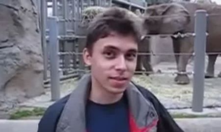 Un 23 de abril de 2005, un joven de 25 años subió un video que de tan solo 18 segundos a internet que marcó el inicio de una era. Un 23 de abril de 2005, un joven de 25 años subió un video que de tan solo 18 segundos a internet que marcó el inicio de una era.