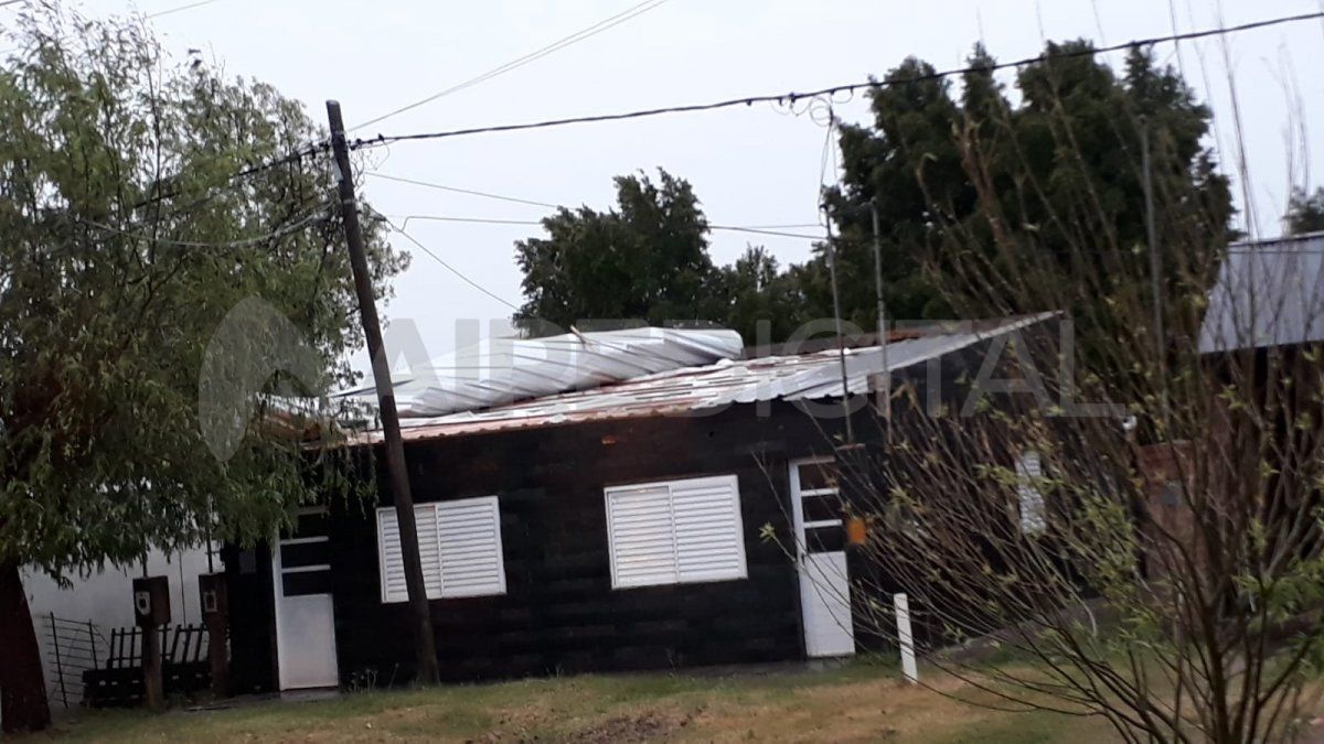 Los fuertes vientos provocaron la voladura de un techo en Santa Rosa de Calchines.