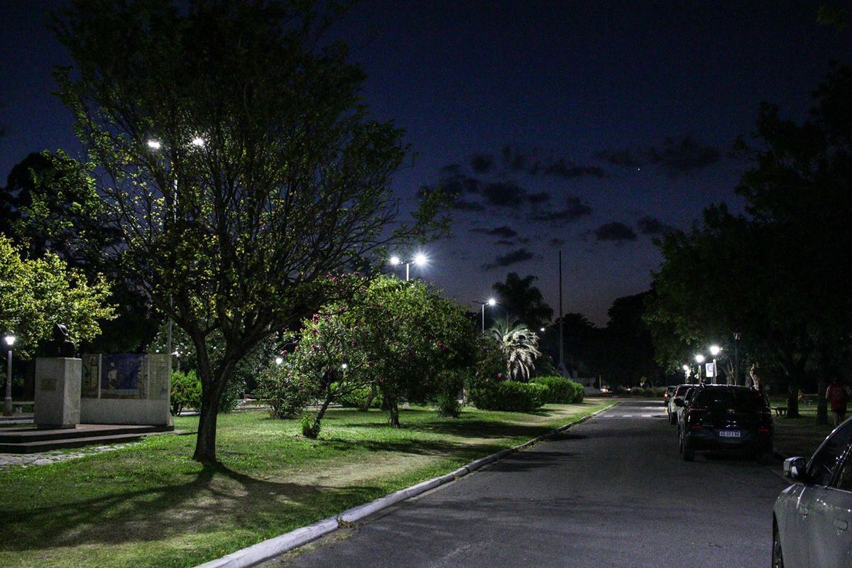 El Parque Garay es una de las zonas prioritarias en las que trabajó la empresa a cargo del mantenimiento y la reparación del alumbrado público.