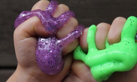 Aunque sea casero, el slime no es comestible y debe usarse con supervisión adulta. Aunque sea casero, el slime no es comestible y debe usarse con supervisión adulta.
