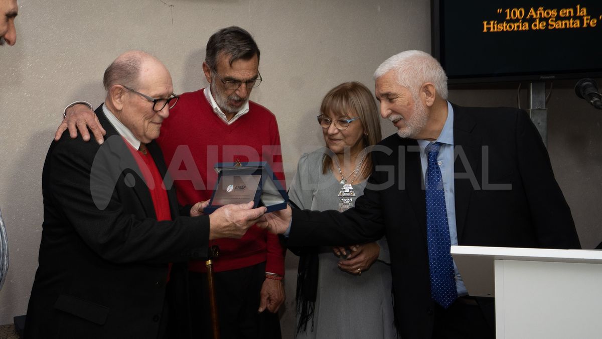 La comisión directiva y los empleados de la institución le entregaron una placa de reconocimiento al actual presidente de Amep
