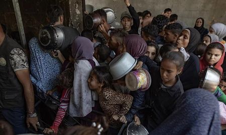 Las medidas llegan luego de semanas marcadas por la muerte de cientos de palestinos que intentaban alcanzar la ayuda en medio de los combates. Las medidas llegan luego de semanas marcadas por la muerte de cientos de palestinos que intentaban alcanzar la ayuda en medio de los combates.