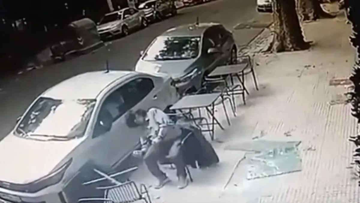 Comía en Palermo y un blindex le cayó en la cabeza.
