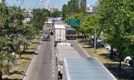 El tránsito fue un caos en la zona de 27 de Febrero por una concentración de movimientos sociales. . El tránsito fue un caos en la zona de 27 de Febrero por una concentración de movimientos sociales. .