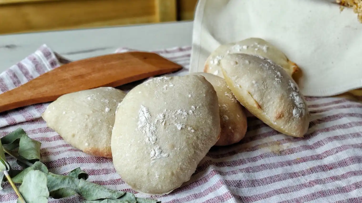 El pan pita se caracteriza por ser versátil, ya que se puede disfrutar en una gran variedad de platos. El pan pita se caracteriza por ser versátil, ya que se puede disfrutar en una gran variedad de platos.