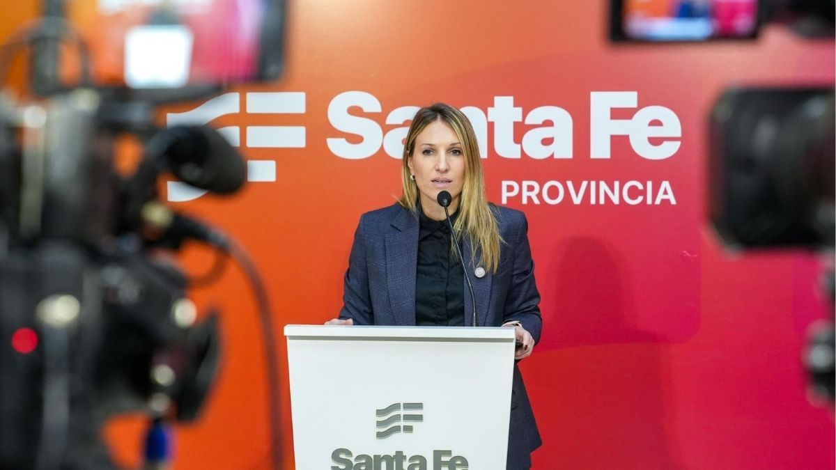 Este viernes, la vocera del Gobierno de Santa Fe, Virginia Coudannes, encabezó una conferencia de prensa en la que repasó distintos temas de la agenda provincial y puso en valor los resultados alcanzados por la gestión en materia de seguridad