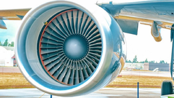 Murió triturado por la turbina: un empleado fue succionado mientras trabajaba en un avión y no resistió la letal potencia de las aspas