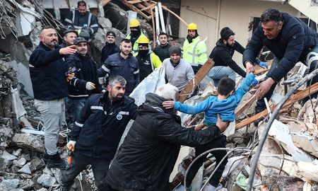 Rescate de un niño en un edificio destruido por el terremoto en Turquía. Rescate de un niño en un edificio destruido por el terremoto en Turquía.